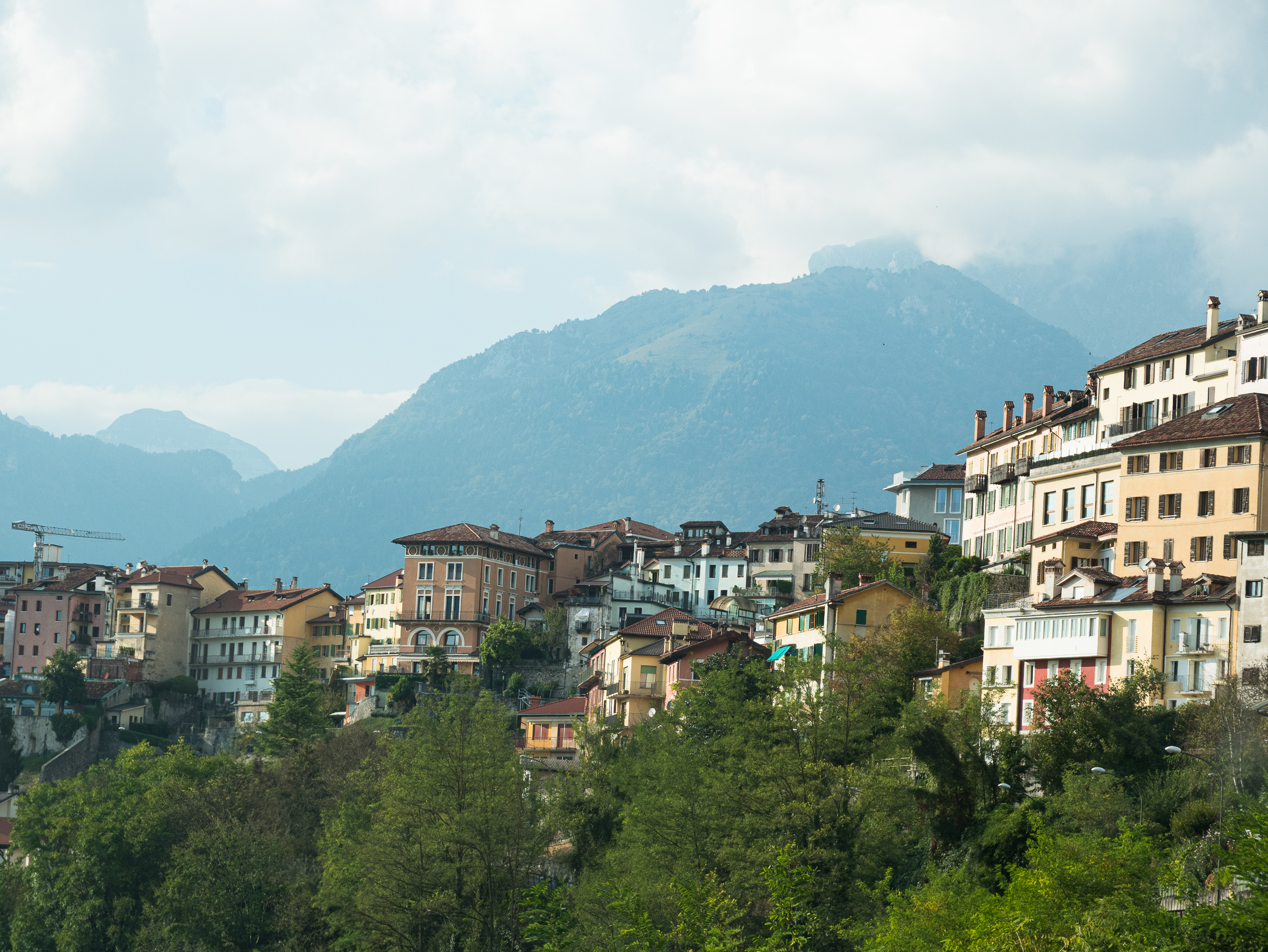Häuser am Steilhang vor den Voralpen